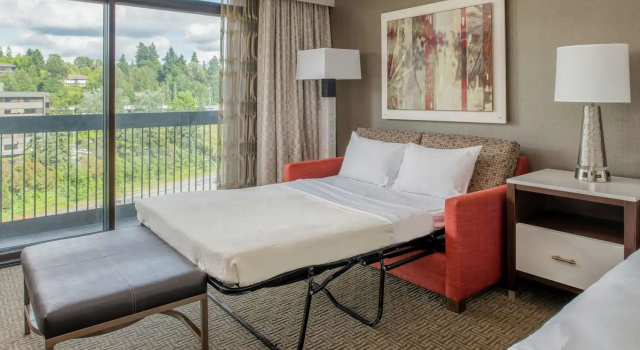 Четырёхместный номер Standard Hilton Bellevue