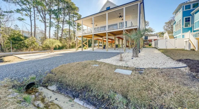 Upscale Oak Island Escape w/ 66-ft Veranda!, Забронировать Отель Отели Острова Оук с парковкой, Парковка