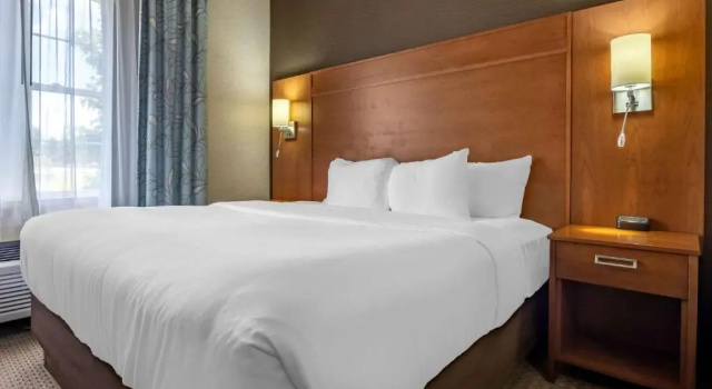 Люкс Comfort Suites Hotel and Conference Center
