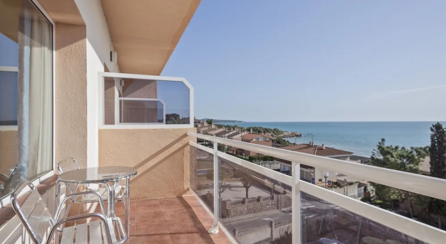 Четырёхместный номер Standard с балконом и с видом на море Hotel Sant Jordi