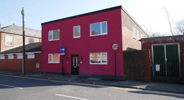Immaculate 12-bed House Good Amenities in Wigan