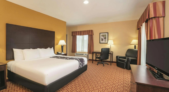 Двухместный люкс c 1 комнатой Comfort Inn & Suites Verona at Turning Stone Resort Casino