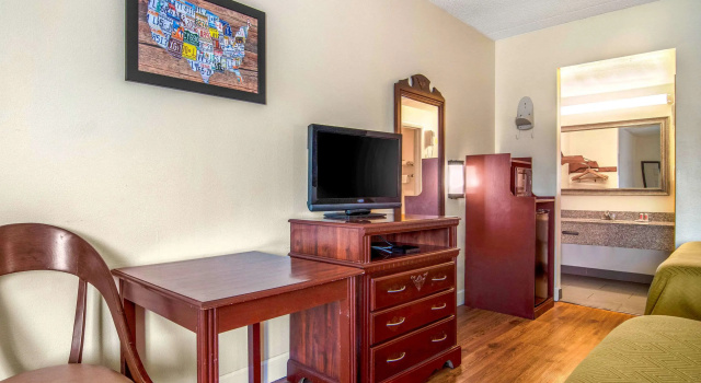 Четырёхместный номер Standard Econo Lodge Inn & Suites near Chickamauga Battlefield