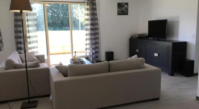 air-conditioned family house with fenced pool in fontvieille in the alpilles, sleeps 8, Rezervasyon Otel Fontvieille Alpilles