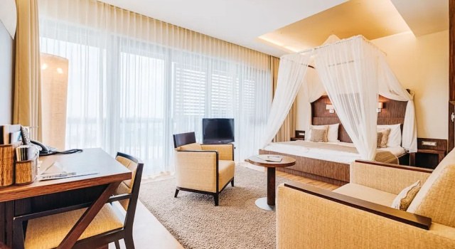 Полулюкс с балконом и с видом на озеро St. Martins Therme & Lodge