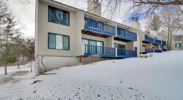 Bellaire Townhome on Summit Mtn w/ 2 Balconies!, Забронировать Апартаменты/квартира Беллэйр штат Мичиган, рядом с Поле для гольфа The Chief