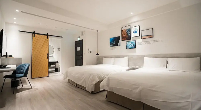 Четырёхместный семейный номер Standard c 1 комнатой с балконом The Way Inn