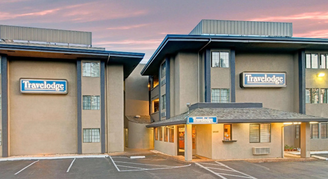 Кровать в общем номере Travelodge by Wyndham Sacramento / Rancho Cordova