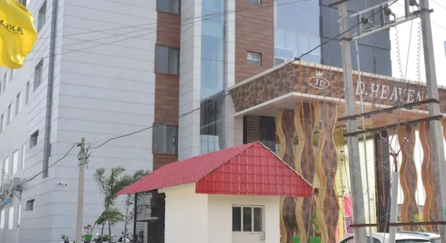 Hotel JD Heavens, Забронировать Отель Отели Джаджара с парковкой, Парковка