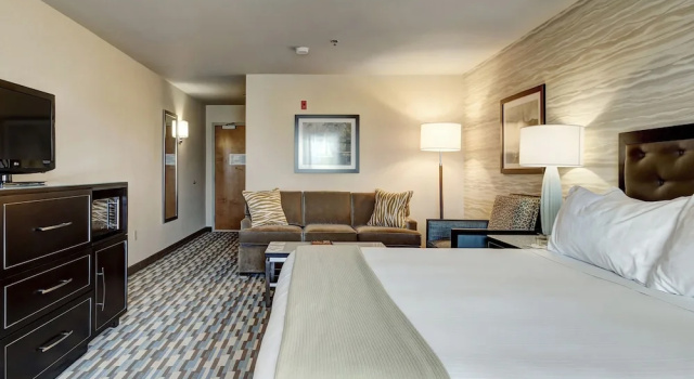 Двухместный люкс Holiday Inn Express Hotel & Suites Warwick-Providence Airport by IHG