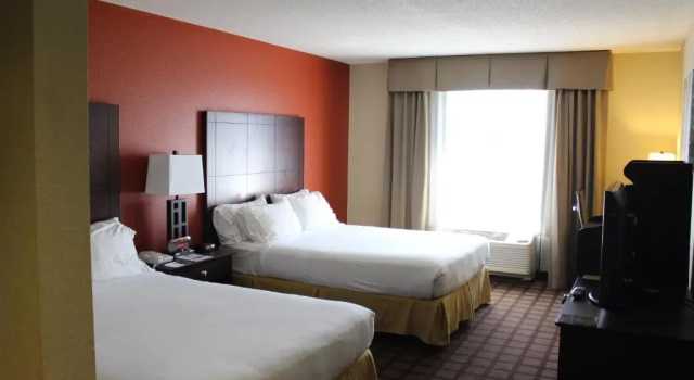 Четырёхместный номер Standard Holiday Inn Express Hotel & Suites Chicago-Algonquin by IHG
