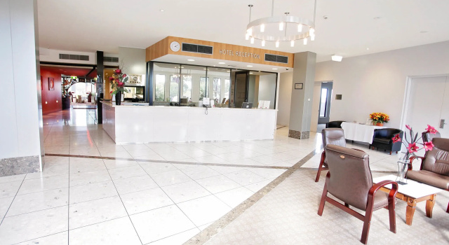 Golden Pebble Hotel, Book Hotel Wantirna Melbourne
