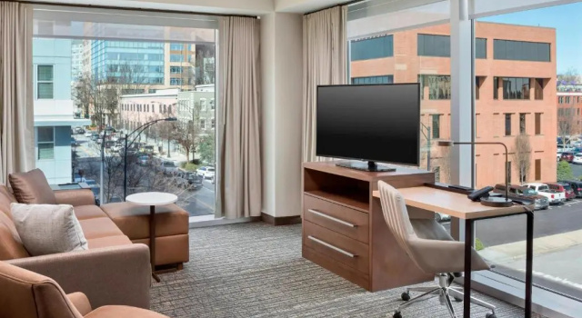 Residence Inn by Marriott Greenville Downtown, Varaa Hotelli Greeneville hotellit, joissa on uima-allas, Uima-allas