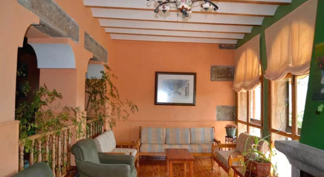 Hospedium Hostal Almanzor, Забронировать Хостел Отели Sierra de Gredos с парковкой, Парковка