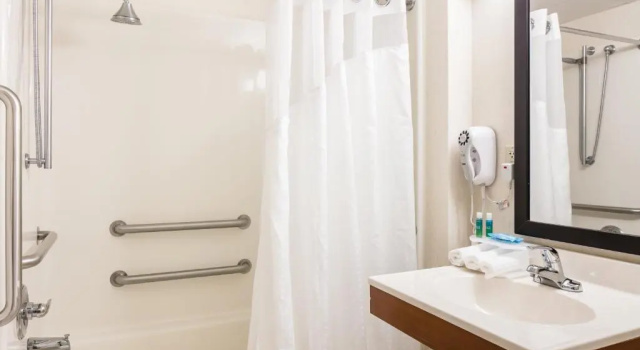 Люкс Deluxe Holiday Inn Express Hotel & Suites Coralville by IHG
