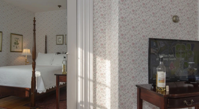 Кровать в общем номере Liberty Hill Inn