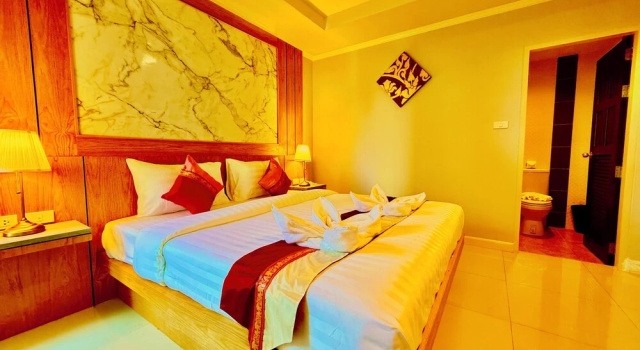 Двухместный номер Deluxe с балконом и с видом на горы KS Residence Patong