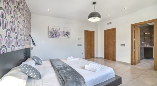 Villa - 5 Bedrooms with Pool, WiFi and Sea views - 105047