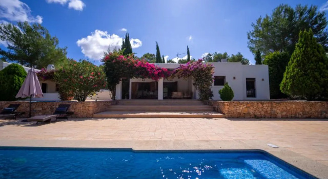 Villa Tegui is a luxury villa close to San Rafael and 10 min drive to Ibiza Town and San Antonio, Varaa Villa Ibiza mökit, Mökki