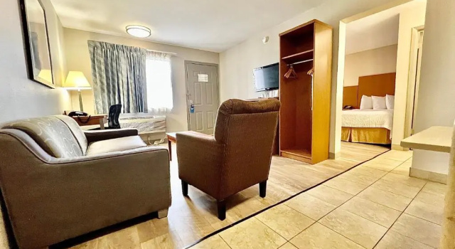 Люкс Days Inn & Suites by Wyndham Arlington Near Six Flags