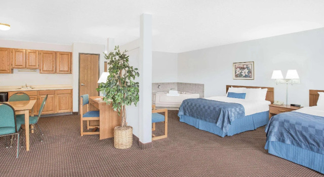 Четырёхместный номер Standard Ramada by Wyndham Hancock Waterfront