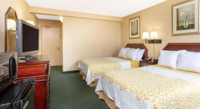 Четырёхместный номер Standard Ramada Limited College Park