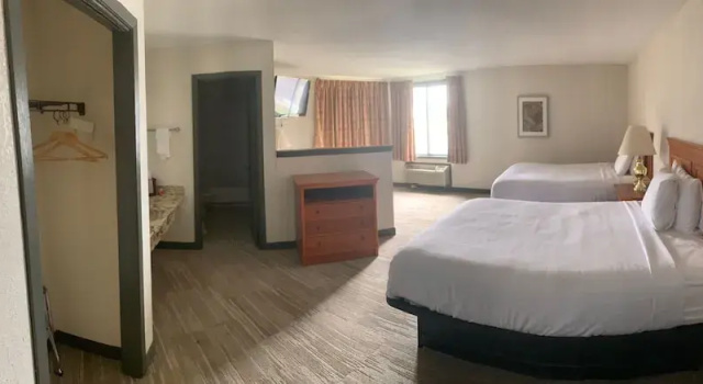 Четырёхместный номер Comfort University Inn & Suites Stevens Point