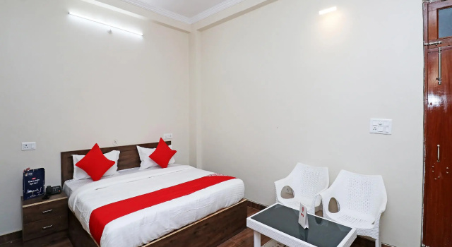 OYO 22719 Amrit Inn, Забронировать Отель Отели Гомти Нагара с парковкой, Парковка