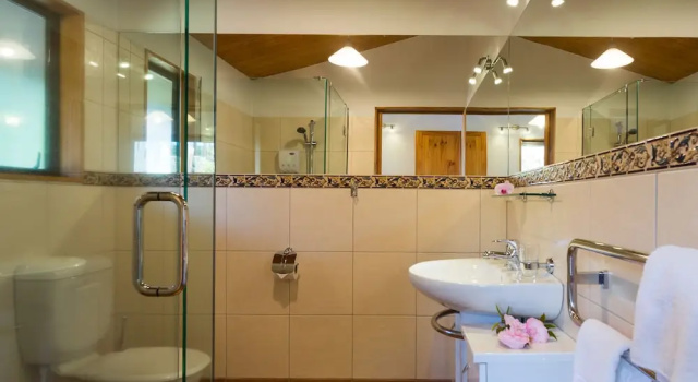 Трёхместный номер Standard с балконом Kimi Ora Eco Resort