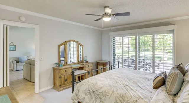 Golf & Swim: Country Club Condo in Palm Desert, Забронировать Апартаменты/квартира Отели Палм-Дезерт с парковкой, Парковка