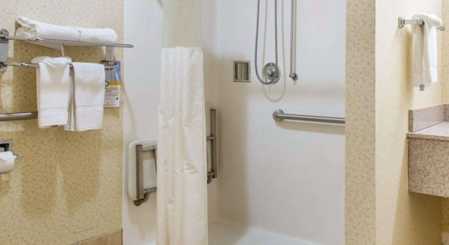 Двухместный люкс Quality Inn & Suites