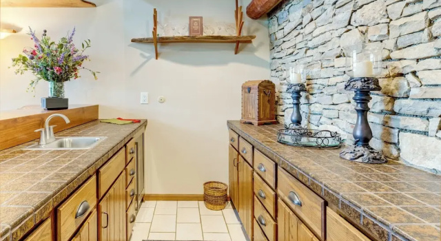 Luxe Poconos Pines Home w/ Beach + Amenities!, Varaa Hotelli Hotellit Pennsylvania pysäköinnillä, Pysäköinti