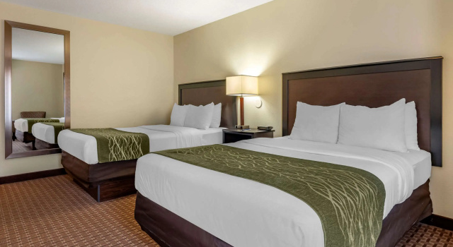 Четырёхместный номер Standard Comfort Inn & Suites Warsaw near US-30