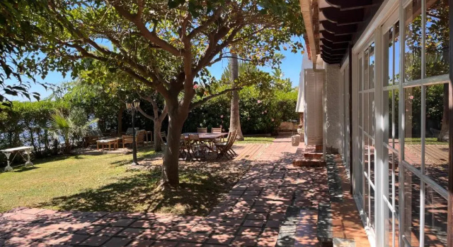 Коттедж VILLA ALBORAN Beachfront 9PAX
