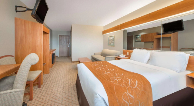 Четырёхместный номер Standard Microtel Inn & Suites