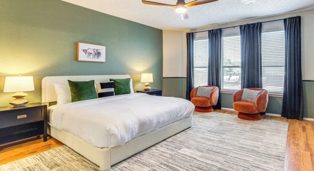 Game Room, Hot Tub & Pool! Grand Prairie Getaway, Забронировать Дом для отпуска Отели Dallas - Fort Worth Metropolitan Area с парковкой, Парковка