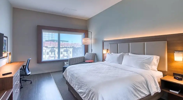 Двухместный люкс с балконом и с видом на город Holiday Inn Express & Suites - Charlotte - South End by IHG
