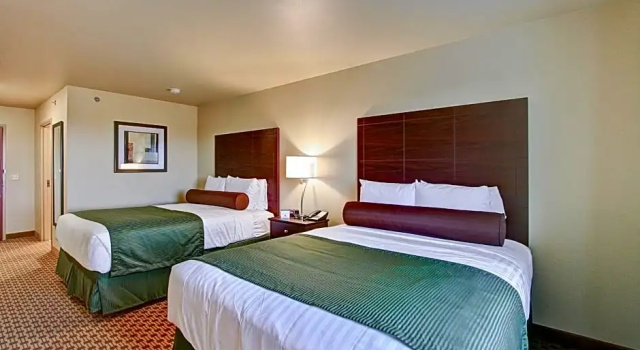 Standardowy czteroosobowy pokój Castle Rock Inn & Suites