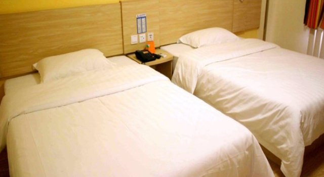 Двухместный номер Standard 7Days Inn Huaihua Mayang Binhe Road