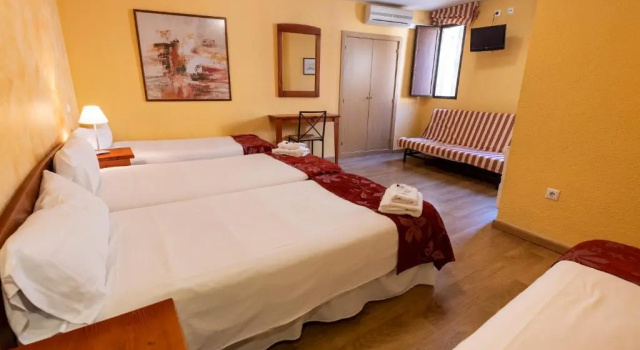 Четырёхместный номер Standard Hostal Restaurante Puerta del Alcázar