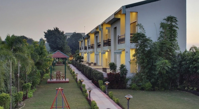 V Resorts Rajaji National Park, Забронировать Отель Отели Нарендранагара с бассейном, Бассейн