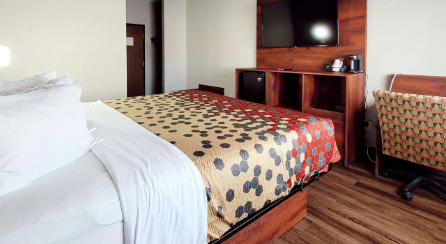 Econo Lodge Fargo - West Acres, Забронировать Отель Отели Фарго с парковкой, рядом с Roger Maris Museum, Парковка
