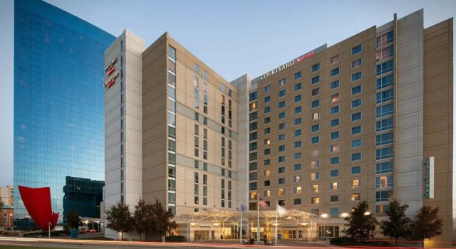 Courtyard Indianapolis Downtown, Забронировать Отель Индианаполис Индиана, рядом с Виктори Филд