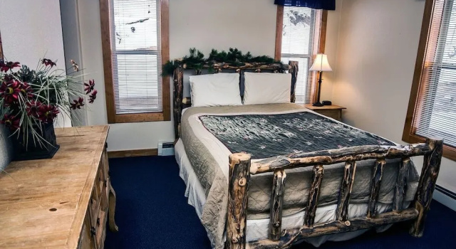 Timber Creek Chalets: 8 3 Bedroom Chalet, Забронировать Шале Отели Rocky Mountain National Park с парковкой, Парковка
