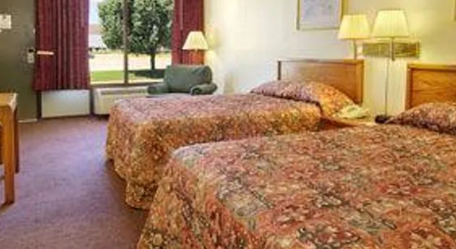 Travelodge Bentonville, Забронировать Отель Отели Northwest Arkansas с парковкой, Парковка