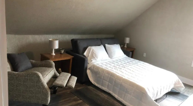 Апартаменты Spacious Rustic Downtown Market St 1 Bedroom Apt, Sleeps Up to 5, Steps to Honeywell & Eagles Theatre