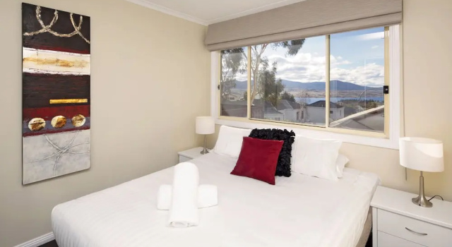 Beloka 9 - Overlooking Lake Jindabyne, Забронировать Отель Отели Kosciuszko National Park с парковкой, Парковка