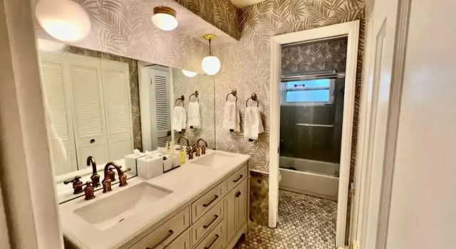 Luxurious Gem Near Disney Workspace Movie Room