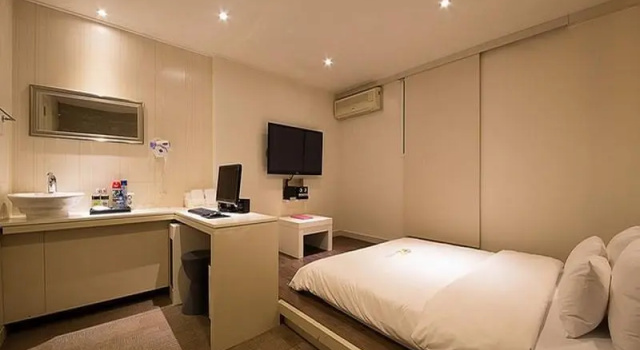 Standardowy dwuosobowy pokój EZ Hotel