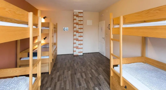 Кровать в общем номере Falling Lakes Hostel